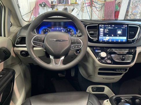 Used 2023 Chrysler Pacifica Touring-L FWD image 17