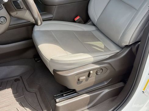 Used 2022 GMC Yukon SLT w/ SLT Premium Package image 15