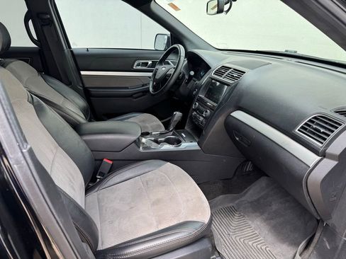 Used 2017 Ford Explorer XLT w/ Equipment Group 202A image 16