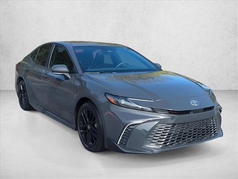 Used 2025 Toyota Camry SE w/ Convenience Package image 3