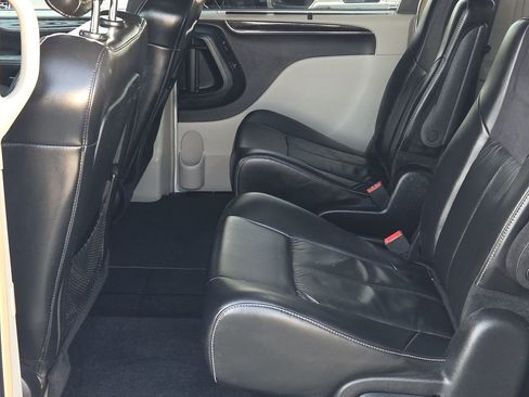 Used 2015 Chrysler Town & Country Limited Platinum image 19