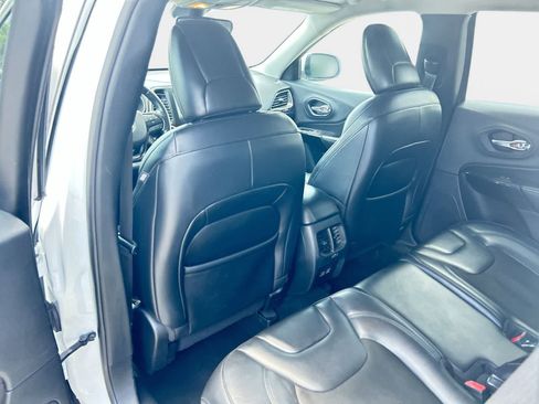 Used 2021 Jeep Cherokee Latitude Plus FWD image 12