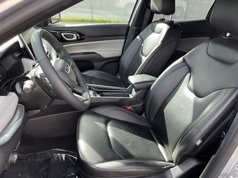 Used 2025 Jeep Compass Limited image 38