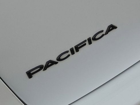 Used 2022 Chrysler Pacifica Touring-L w/ Uconnect Theater Family Group image 12