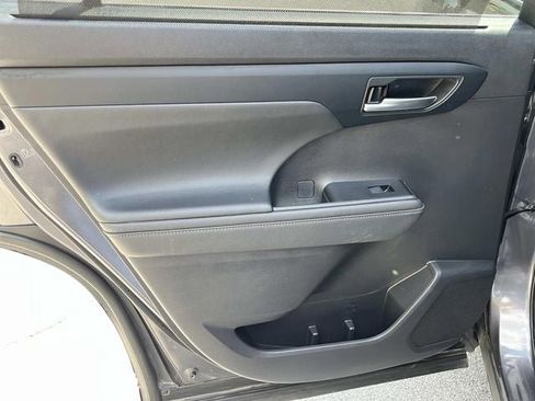 Used 2021 Toyota Highlander XLE image 18