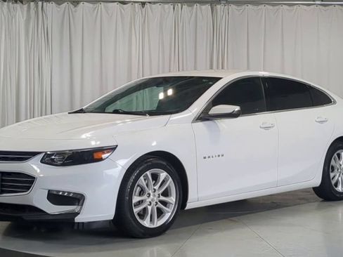 Used 2017 Chevrolet Malibu LT w/ Leather Package FWD image 5