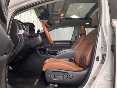 Used 2019 Toyota Highlander Limited AWD/4WD image 11