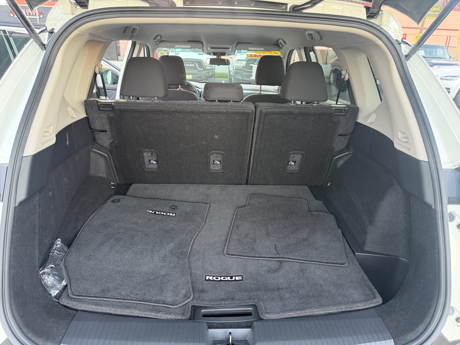 Used 2023 Nissan Rogue S FWD image 9