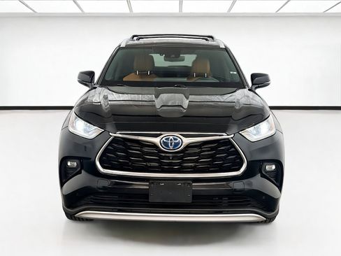 Used 2021 Toyota Highlander Platinum FWD image 2