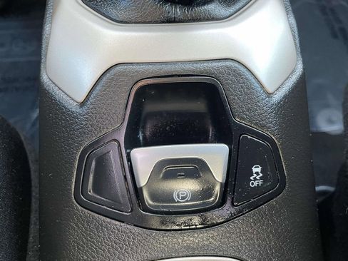 Used 2017 Jeep Renegade Latitude image 38