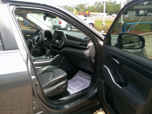Used 2024 Toyota Highlander XLE image 17
