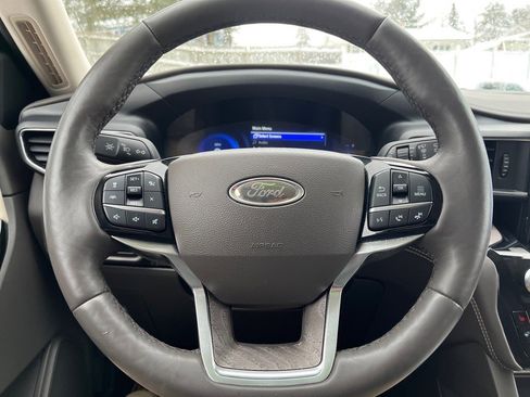 Used 2023 Ford Explorer Platinum w/ Technology Package image 28
