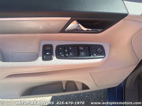 Used 2011 Volkswagen Routan SE image 22