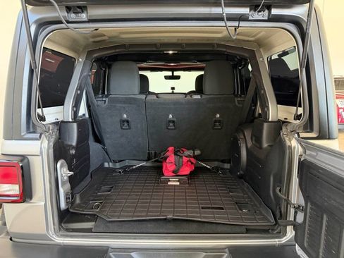 Used 2018 Jeep Wrangler Unlimited Rubicon AWD/4WD image 13