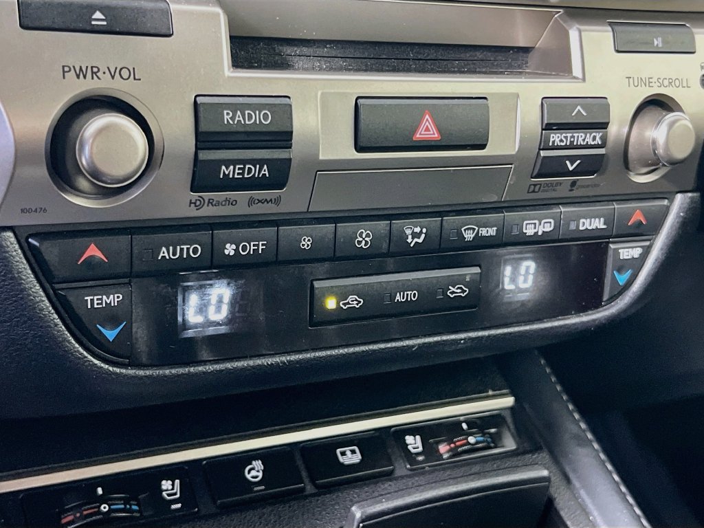 Used 2016 Lexus ES 300h w/ Luxury Package w/Wood Trim FWD image 16