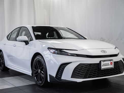 Used 2025 Toyota Camry SE FWD image 1