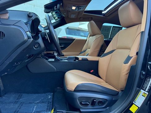 Certified 2022 Lexus ES 300h w/ Premium Package image 16