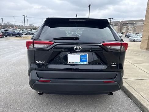 Used 2020 Toyota RAV4 XLE Premium image 3