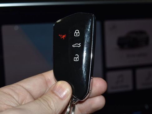 Used 2025 Volkswagen Atlas SE image 13