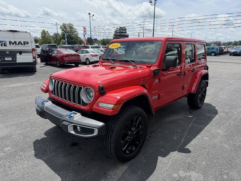 Used 2024 Jeep Wrangler Unlimited Sahara AWD/4WD image 9