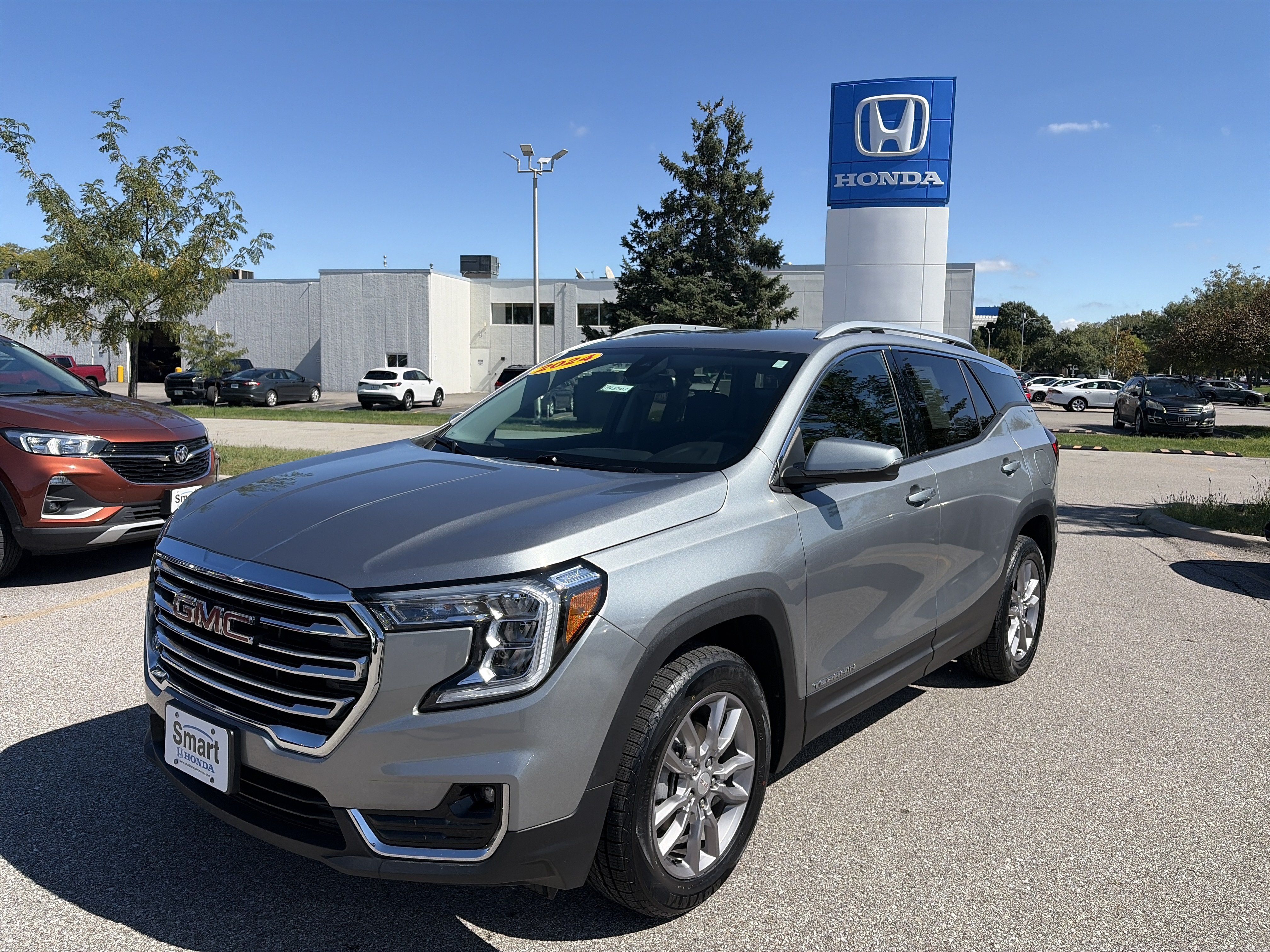 Used 2024 GMC Terrain SLT AWD/4WD image 1