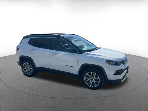 Used 2025 Jeep Compass Limited AWD/4WD image 2