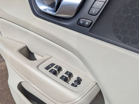 Used 2024 Volvo XC60 B5 Core image 16