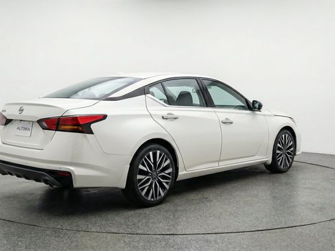 Used 2025 Nissan Altima 2.5 SV FWD image 9