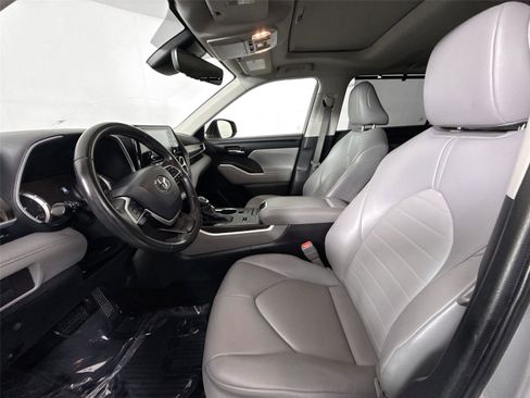 Used 2022 Toyota Highlander XLE FWD image 3