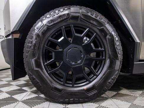Used 2024 Tesla Cybertruck AWD Crew Cab image 32