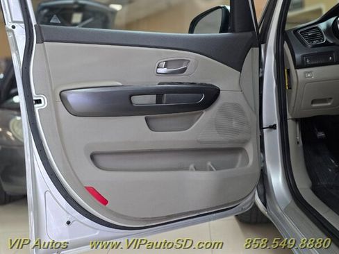 Used 2017 Kia Sedona LX w/ LX Essentials Premium Package FWD image 11