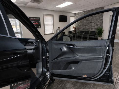 Used 2018 Toyota Camry SE FWD image 16