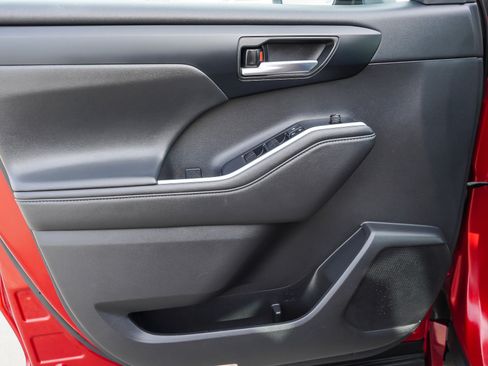 Certified 2022 Toyota Highlander XLE image 20