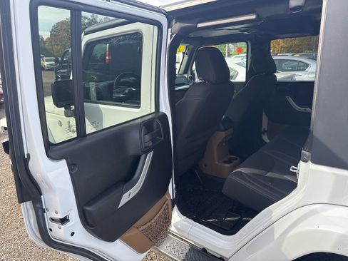 Used 2017 Jeep Wrangler Unlimited Sahara w/ Connectivity Group image 32