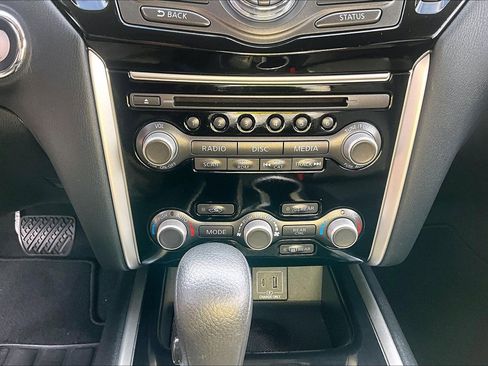 Used 2020 Nissan Pathfinder S image 24