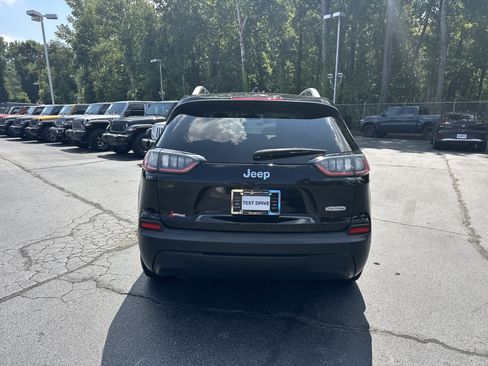 Used 2019 Jeep Cherokee Latitude w/ Popular Appearance Group FWD image 4