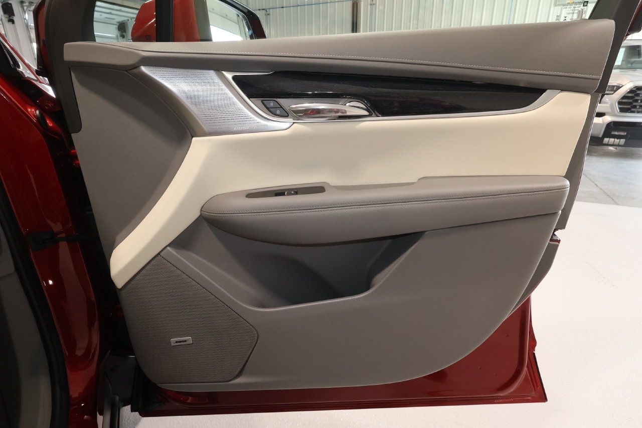 Used 2025 Cadillac XT6 Premium Luxury w/ Technology Package AWD/4WD image 20