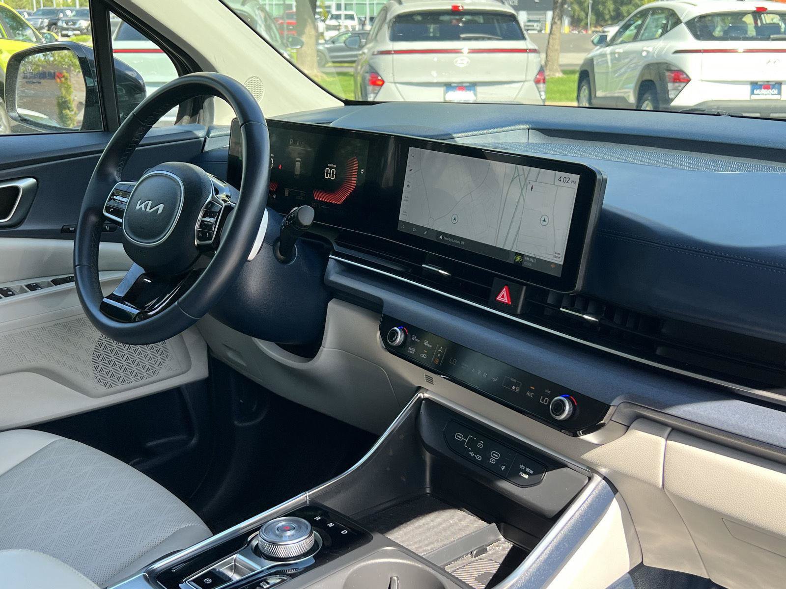 Used 2026 Kia Carnival EX FWD image 3