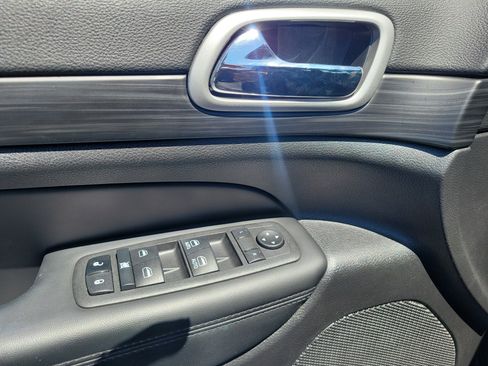 Used 2022 Jeep Grand Cherokee Laredo X image 12