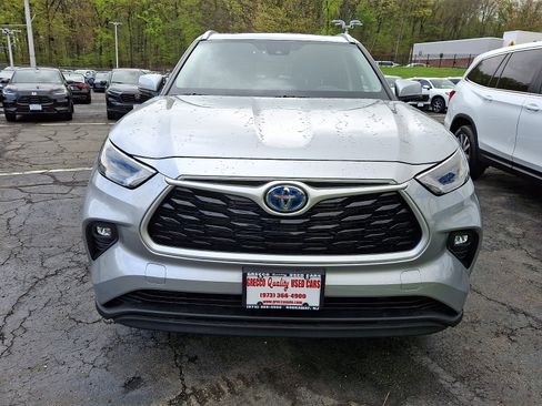 Used 2023 Toyota Highlander XLE AWD/4WD image 2