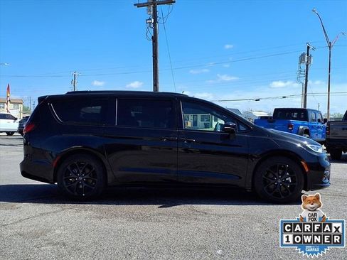 Used 2026 Chrysler Pacifica Limited w/ Uconnect Theater Family Group FWD image 2