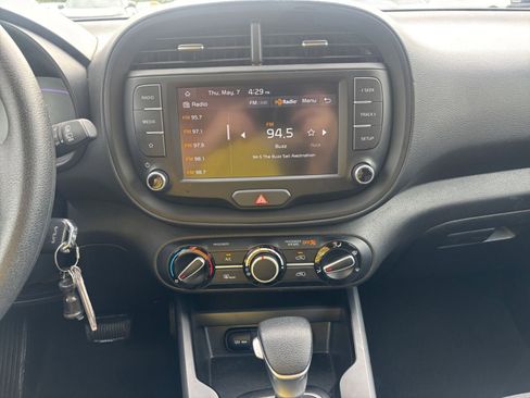 Used 2025 Kia Soul LX w/ LX Technology Package FWD image 17