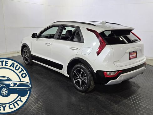 Used 2023 Kia Niro SX image 5