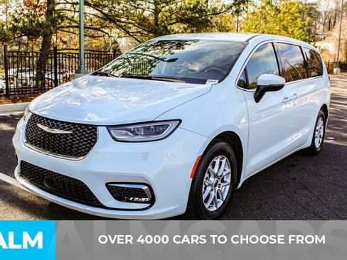 Used 2023 Chrysler Pacifica Touring-L image 3