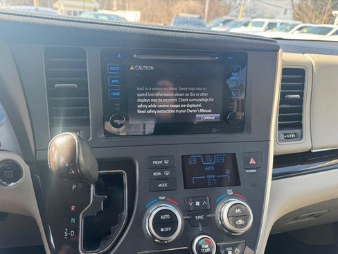 Used 2017 Toyota Sienna XLE image 25