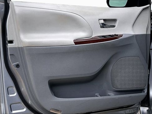 Used 2013 Toyota Sienna XLE FWD image 19