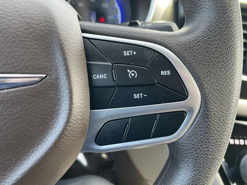 Used 2018 Chrysler Pacifica Touring Plus FWD image 15