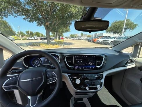 Used 2024 Chrysler Pacifica Touring-L FWD image 15