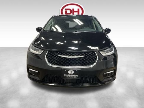 Used 2024 Chrysler Pacifica Touring-L image 6