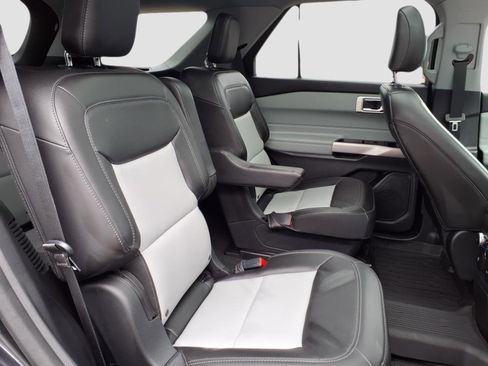 Used 2022 Ford Explorer XLT w/ Equipment Group 202A image 9